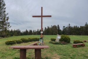 Drewniany Krzyż i Jezus Frasobliwy na Hali Krawculi.