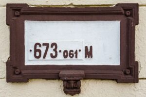 Stara tabliczka informująca o wysokości nad poziomem morza, na jakiej leży stacja kolejowa Zwardoń w ciągu dawnej linii Transwersalnej. :)