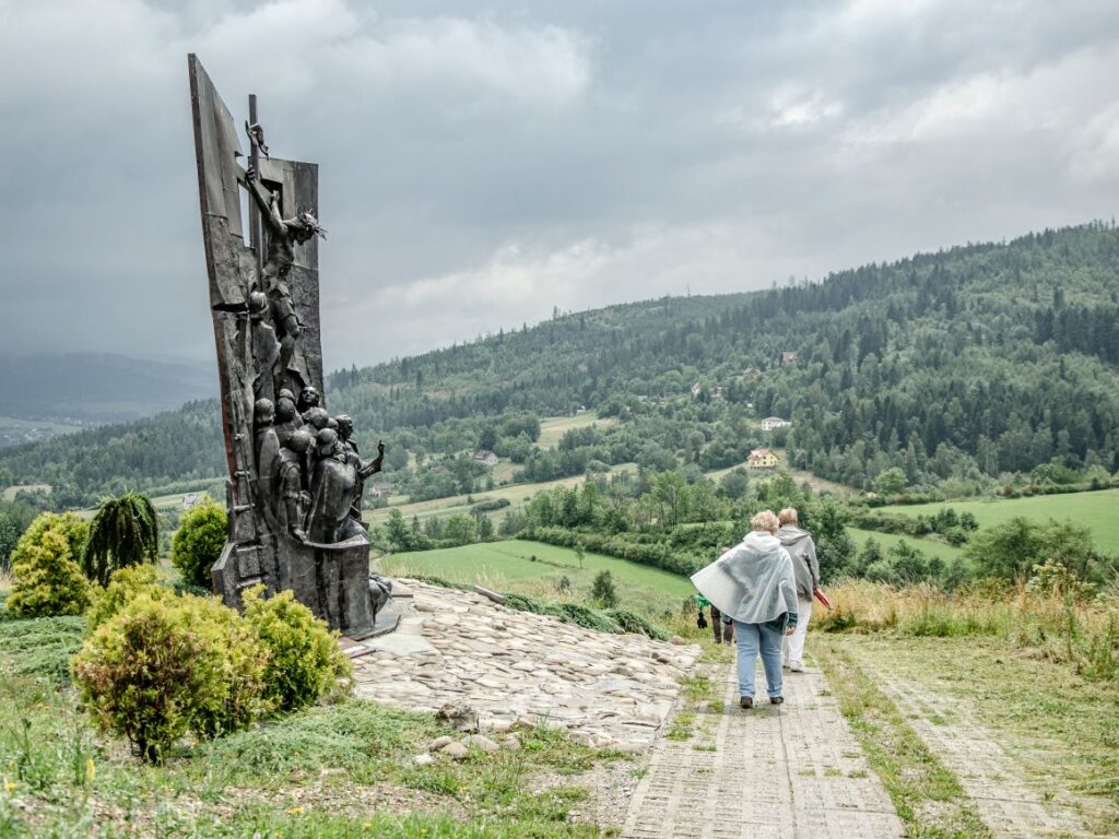 Stacje drogi krzyżowej na Matyskę, tzw. Golgoty Beskidów, to dzieła sztuki - wielkie okazałe rzeźby autorstwa prof. Czesława Dźwigaja.