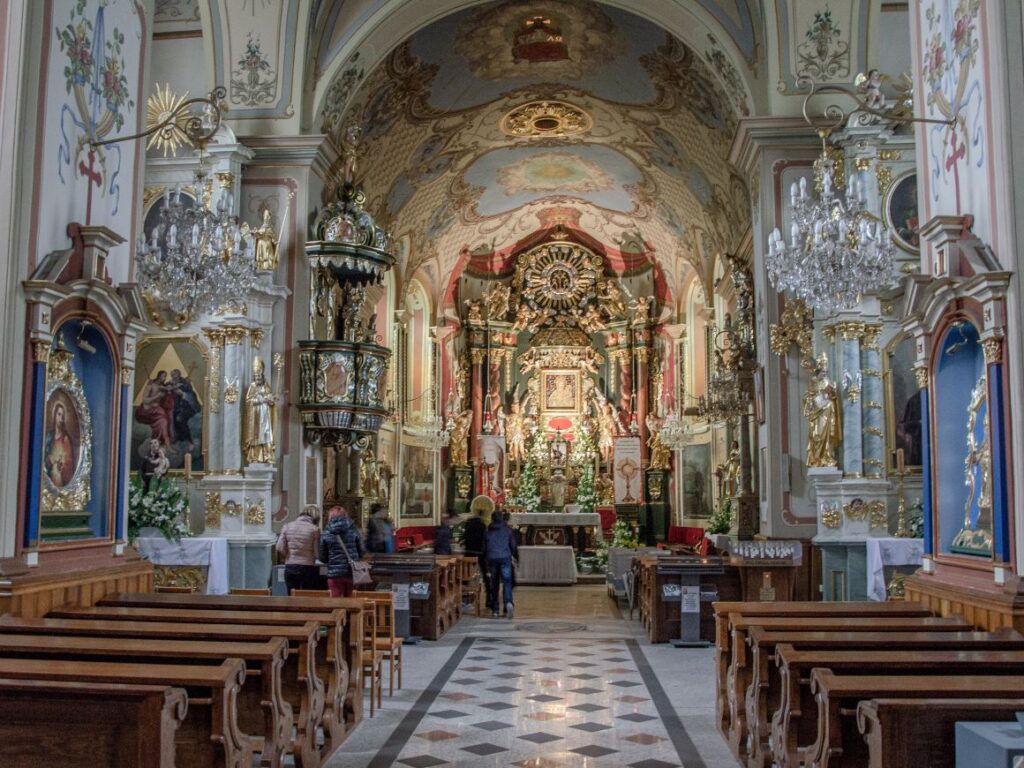 Sanktuarium Maryjne w Rychwałdzie to cenione w regionie miejsce pielgrzymek do cudownego obrazu Matki Boskiej Rychwałdzkiej. Świątynia jest także Bazyliką Mniejszą.