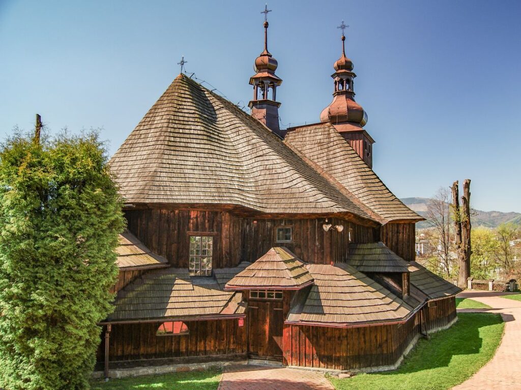 Sakralna architektura drewniana w Żywcu i okolicach posiada kilka perełek. Jedną z nich jest zabytkowy drewniany kościół w Łodygowicach.