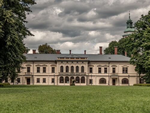 Pałac Habsburgów w Żywcu leży na terenie żywieckiego parku. To jest bardzo popularny punkt programu wycieczek do Żywcu i spacerów po Żywcu z przewodnikiem.