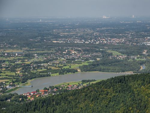 Widok na Jezioro Czanieckie ze szczytu góry Żar przedstawia sztuczny zbiornik wodny w Beskidach na tle miast aglomeracji, konurbacji górnośląskiej oraz Zagłębia. Widoczna także jest nitka rzeki Soły na wysokości Kobiernic oraz miasta Kęty.