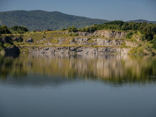 Widok na nieczynny kamieniołom w Skawcach nad Jeziorem Mucharskim.