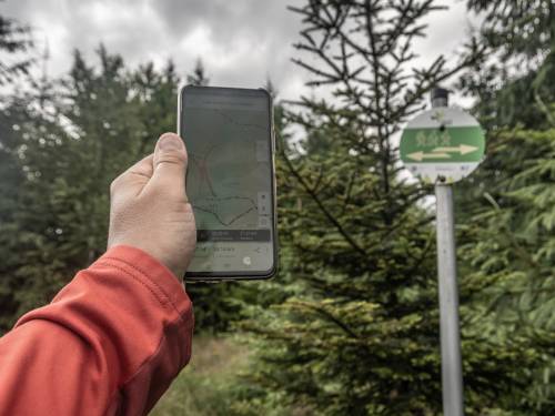 Telefon z mapą online oraz oznakowanie Zbójnickiej Ścieżki Trzech Harnasi.