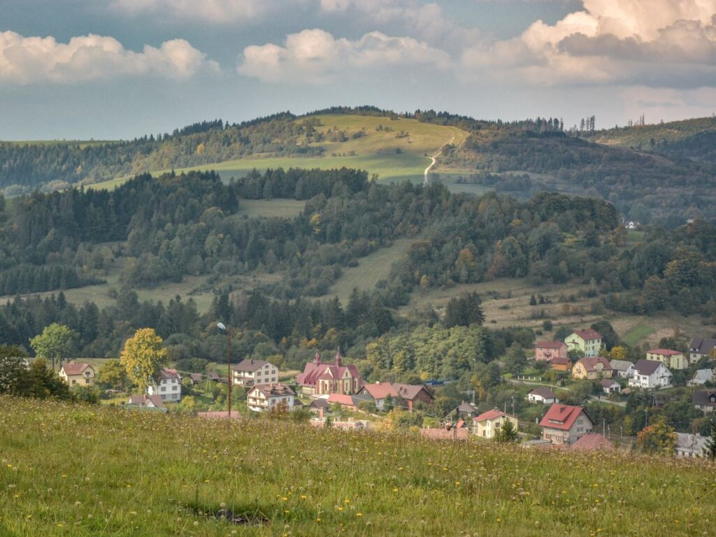 Widok na górę Kikula (Trojak) nad Zwardoniem oraz Skalitem na Słowacji. Na zdjęciu widoczny jest kościół w Zwardoniu.