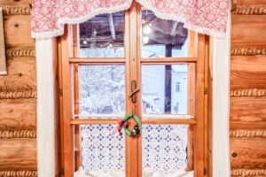 Ładnie przyozdobione okno w Karczmie ''Po Zbóju'' w Istebnej na Andziołówce.