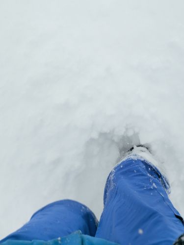 Przecieranie szlaku w kopnym śniegu. Na szlakach zalega śnieg, a w miejscach rzadko uczęszczanych przecieranie szlaku jest normą.