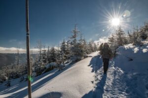 Słoneczne zimowe podejście czarnym szlakiem na Halę Rycerzową.